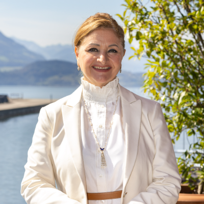 Aarefa Amini - Immobilienexpertin