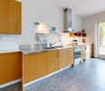 owoutqmouf__urbanes-wohnen-auf-drei-etagen-mit-garten-kitchen.jpg