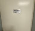 A closed white door with a silver label reading 'SALLE DE CONFERENCE LIBRE'.