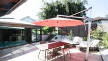 Vue sur piscine et terrasse