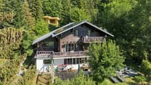 Charmant chalet orienté plein sud, niché dans un environnement paisible en lisière de forêt, offrant intimité, ensoleillement et un cadre de vie privilégié.
