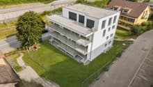Vue aérienne de la propriété, idéalement intégrée dans un quartier résidentiel prisé et parfaitement entretenu.