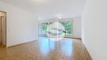 Spacieux séjour avec parquet mosaïque entouré d'une frise