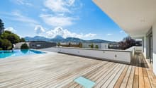 Terrasse en rooftop avec piscine à débordement - Projection IA