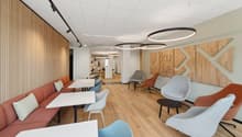Einladende Gemeinschaftslounge, welche sich direkt neben dem Coffee Corner befindet