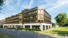 Südansicht des Geschäftshauses Neuhof  mit markanter, bronzener Metallfassade