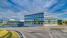 Vom Dorfzentrum Buchrain kommend mit Einfahrt Stegmattstrasse (Gebäude 1 im Vordergrund)