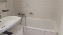 Salle de bains avec baignoire