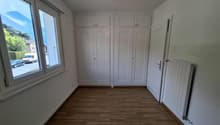 Chambre 2 avec armoires murales