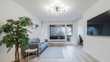 Helles Wohnzimmer mit grossem Fenster zum Balkon