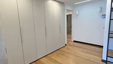 atrio ingresso con armadiature / Eingangshalle mit Schränken / entrance hall with cabinets
