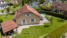 Single family house, red roof, brown exterior, garden, swimming pool, covered terrace, multiple windows, hedges, driveway
