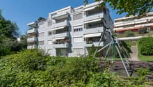 Aussenbereich mit Spielplatz und Fläche zum Verweilen