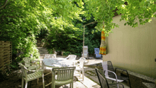 Sitzplatz hinter dem Haus im Grünen