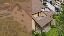 Aussenansicht mit Terrasse und Balkon