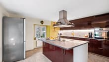 Küche mit Kochinsel und viel Platz / Cuisine avec îlot de cuisson et beaucoup d'espace