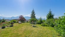 Garten mit Blick in die Berge und das Rheintal