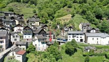 Gleich unterhalb der Strasse und nahe Parkplatzmöglichkeiten / Subito sotto la strada e vicino a possibilità di parcheggio