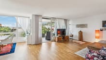 Wohnzimmer mit Balkon