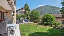 Der pflegeleichte Garten bietet einen schönen Ausblick / Il giardino, di facile manutenzione, offre un bel panorama.