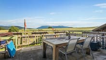 / Vue dégagée sur la campagne à perte de vue depuis la terrasse