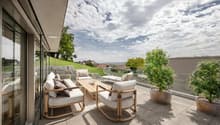 Haupt Terrasse mit KI Mobiliar