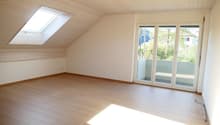 Wohnzimmer mit Ausgang auf Balkon