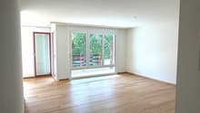 Wohnzimmer mit Blick zu Balkon