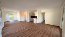 Wohnzimmer mit offener Küche
