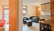Blick in Küche und Wohnzimmer