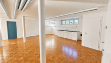 Raum Souterrain mit Einbauküche