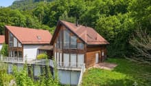 Villa entourée de verdure dans un quartier calme / a house in a wooded area with mountains in the background