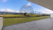 Grand balcon avec une belle vue sur les montagnes / the view of the valley and mountains from the balcony of a modern house