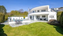 XZ329 Pflegeleichter Garten mit grossem Pool