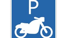 schild-motoradparkplatzblattwerkstattadobestock204065056.jpg
