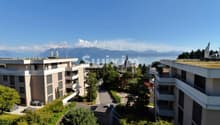 Vue imprenable sur le lac depuis cet appartement moderne.