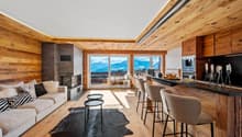 Cuisine avec bar et canapés / Kitchen with bar and sofas / Cucina con bar e divani