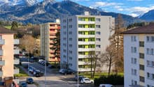 Quartier_alpin_sous_ciel_bleu.png