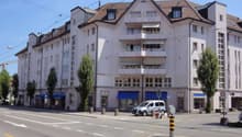 Aussenansicht mit Schaufenstern