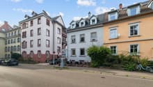 Vorderhaus mit Nachbarbebauung