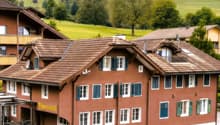 Aussenansicht ganzes Haus mit Restaurant_Titel