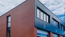 Box / Local de stockage / a modern office building with a red brick building