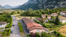 Vue aérienne de la PPE / aerial view of a small town or village with cars on the road and houses in the valley