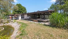 Magnifique Villa avec immense jardin et espace zen / a modern home with a pond in front of it