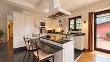 Etage: Grande cuisine avec accès à la terrasse