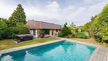 Hausansicht mit Pool