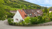 Herrliche Ansicht an die Häuserzeile mit den sechs Reiheneinfamilienhäusern von Nordosten