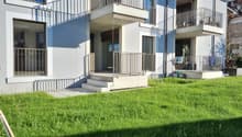 Gedeckter Balkon mit Rasen/Garten