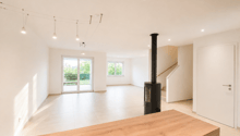 Wohnzimmer mit Cheminée und Sitzplatz