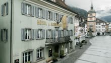 Das Hotel Zum schwarzen Löwen mit Sicht auf das Tell Denkmal in Altdorf